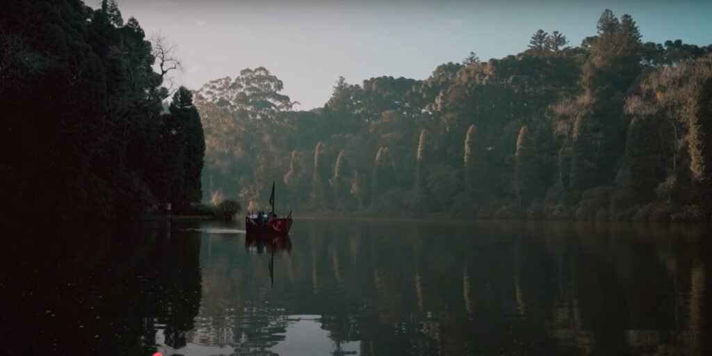 Roteiro de 5 dias em Gramado Perfeito para Sua Primeira Viagem 4 Lago Negro, barco pirata nas águas tranquilas do lago.