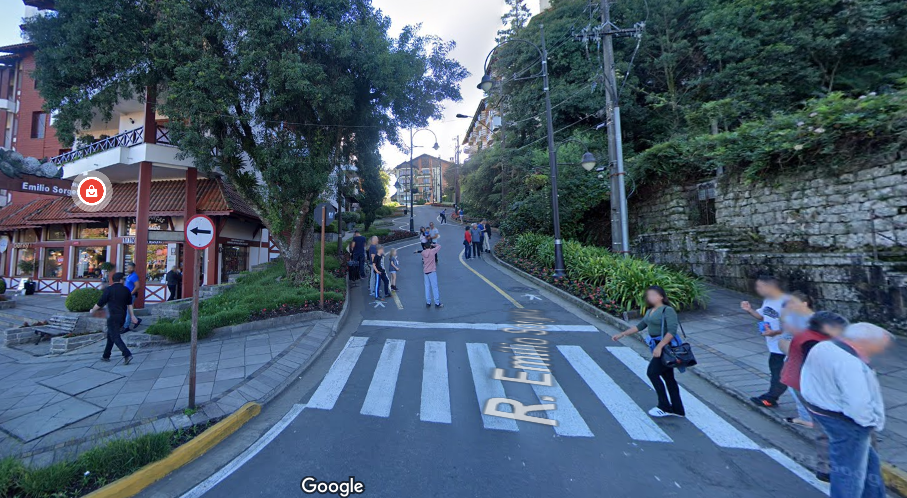 As 10 Melhores Atrações em Gramado e Canela 12 Pessoas caminhando na Rua Torta em Gramado.