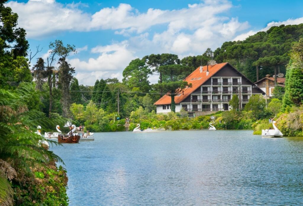 Como Planejar 5 Dias em Gramado: Dicas e Roteiro 2025 1 Lago Negro, Pedalinho nas águas do Lago.