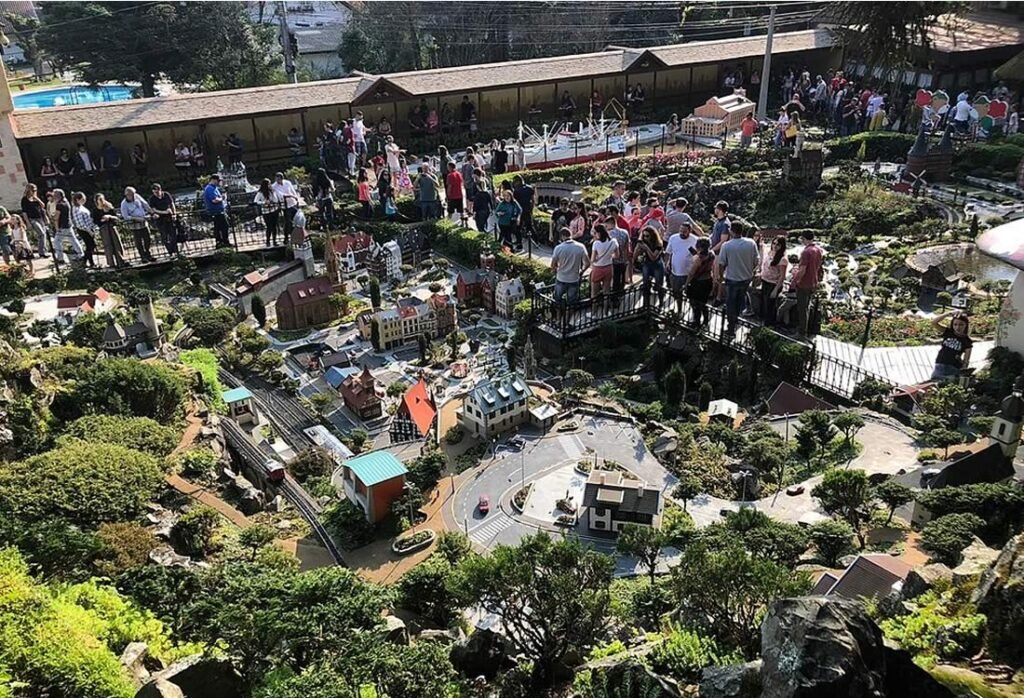 As 10 Melhores Atrações em Gramado e Canela 8 Pessoas visitando o mini mundo em Gramado.