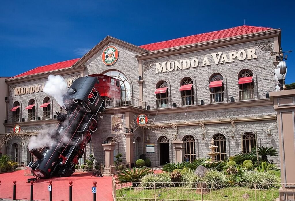 As 10 Melhores Atrações em Gramado e Canela 7 Trem caído em frente ao parque Mundo a Vapor.