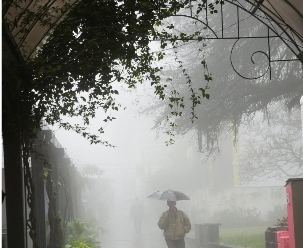 Roteiro de 5 dias em Gramado Perfeito para Sua Primeira Viagem 3 Pessoa entrando na Rua Coberta de Gramado, cidade com neblina.