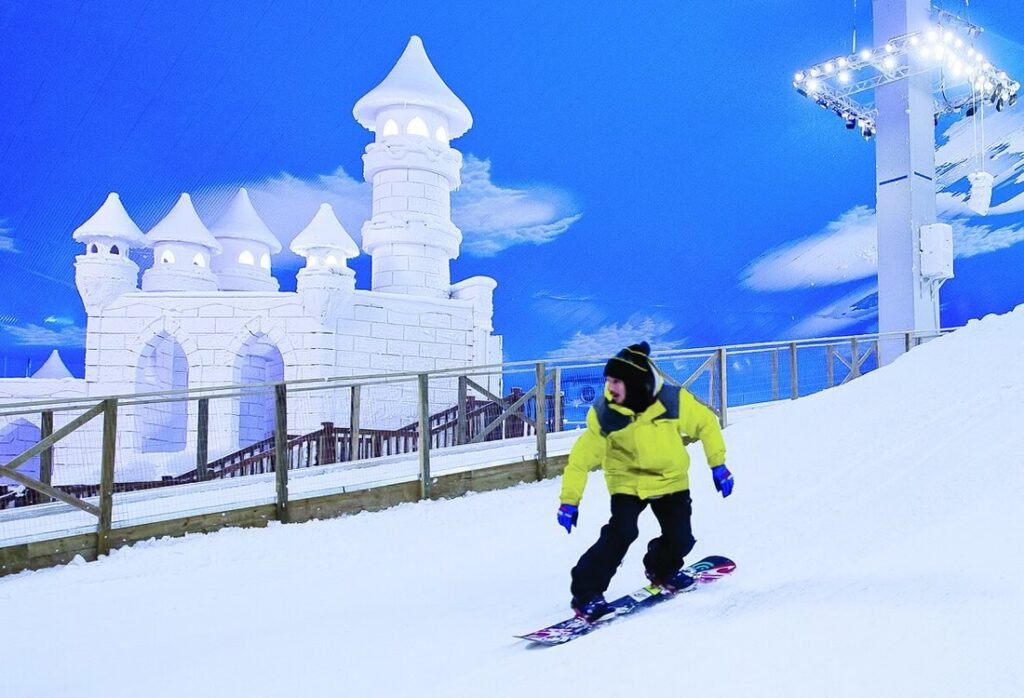 As 10 Melhores Atrações em Gramado e Canela 9 Pessoa descendo esquiando no snowland em gramado.
