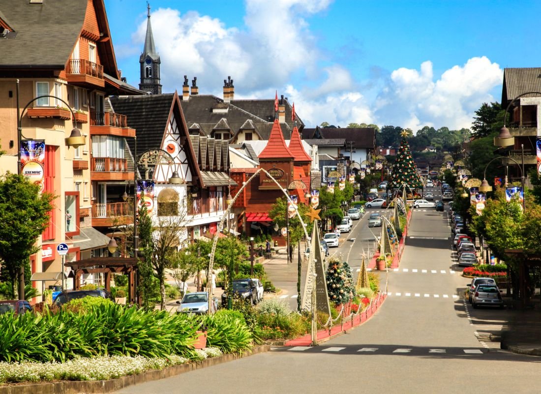 Gramado em Todas as Estações: Guia para Planejar Sua Viagem 5 Foto do centro de Gramado Av. Borges de Medeiros.