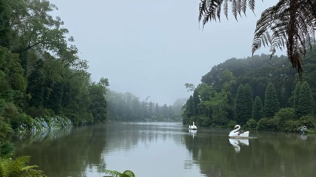 Guia Gramado e Canela o que fazer na Serra Gaúcha 2 Lago Negro, Gramado em dia nublado em com Neblina.
