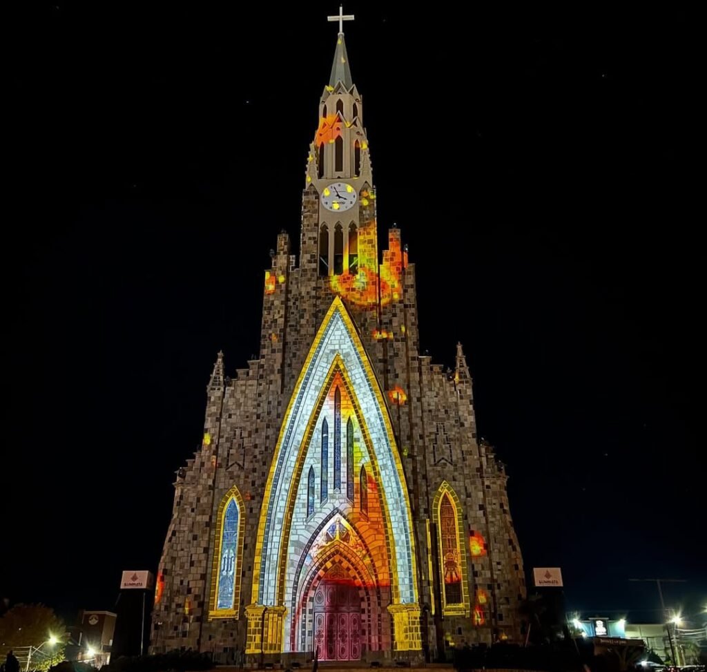Guia Gramado e Canela o que fazer na Serra Gaúcha 6 Catedral de Pedra de Canela, foto noturna, céu escuro