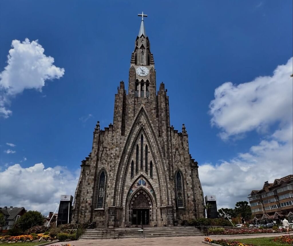 Catedral de Pedra Canela: dicas, história e o que ver 2 Foto da Catedral de Pedra vista de frente.