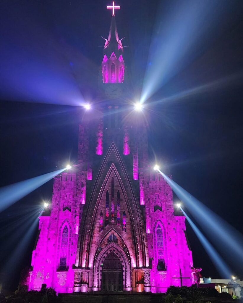 Catedral de Pedra Canela: dicas, história e o que ver 5 Catedral de Pedra Iluminada a noite.