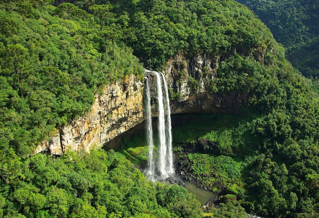 15 pontos turísticos imperdíveis em Gramado e Canela 3 Foto de drone da Cascata Caracol em Canela.