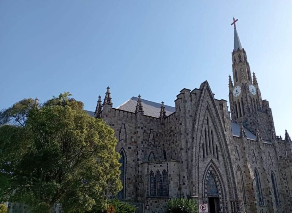 Viagem a Gramado e Canela: Atrações e Roteiros 4 Foto lateral da Catedral de Pedra.