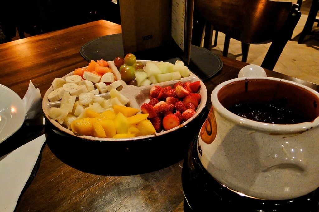Viagem a Gramado e Canela: Atrações e Roteiros 5 Mesa posta com fondue.