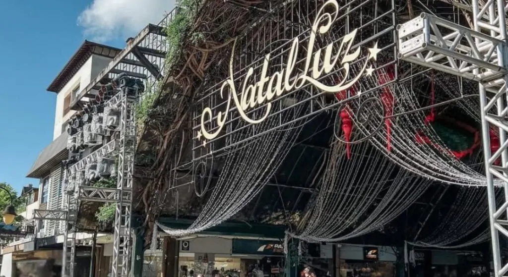 Natal Luz 2025: A Magia de Gramado Espera por Você – Guia Definitivo 2 Foto Rua Coberta de Gramado.