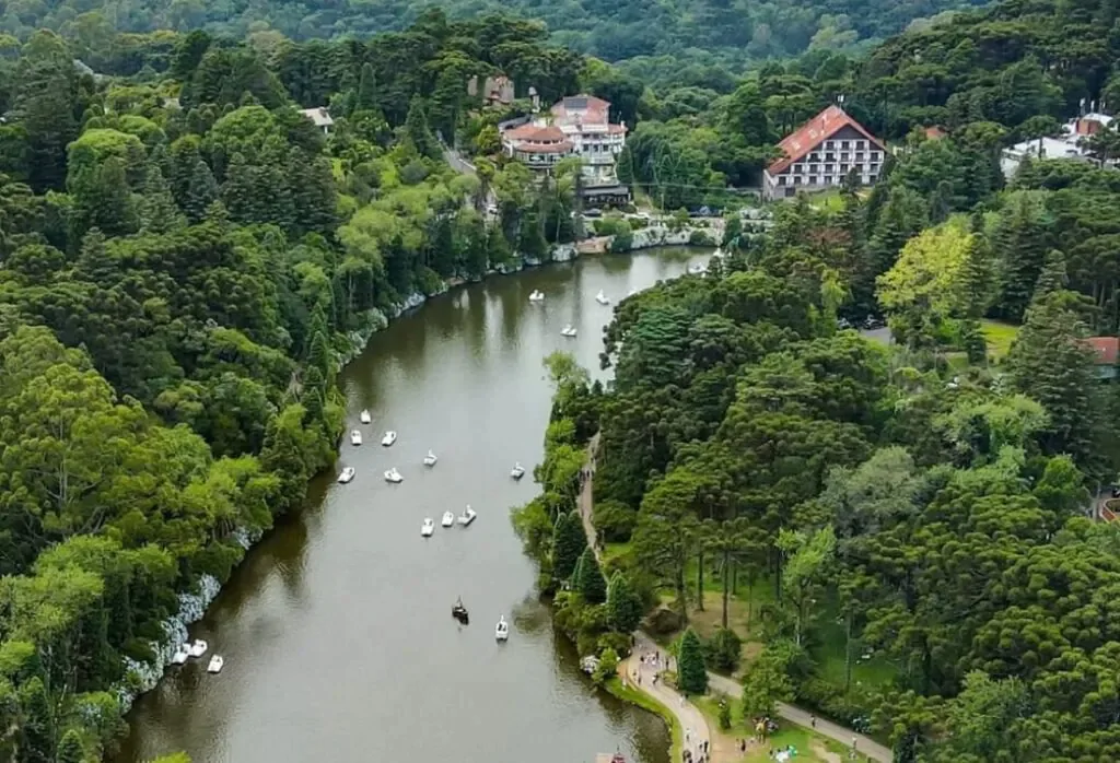 15 pontos turísticos imperdíveis em Gramado e Canela 1 Imagem de drone do lago negro de Gramado.