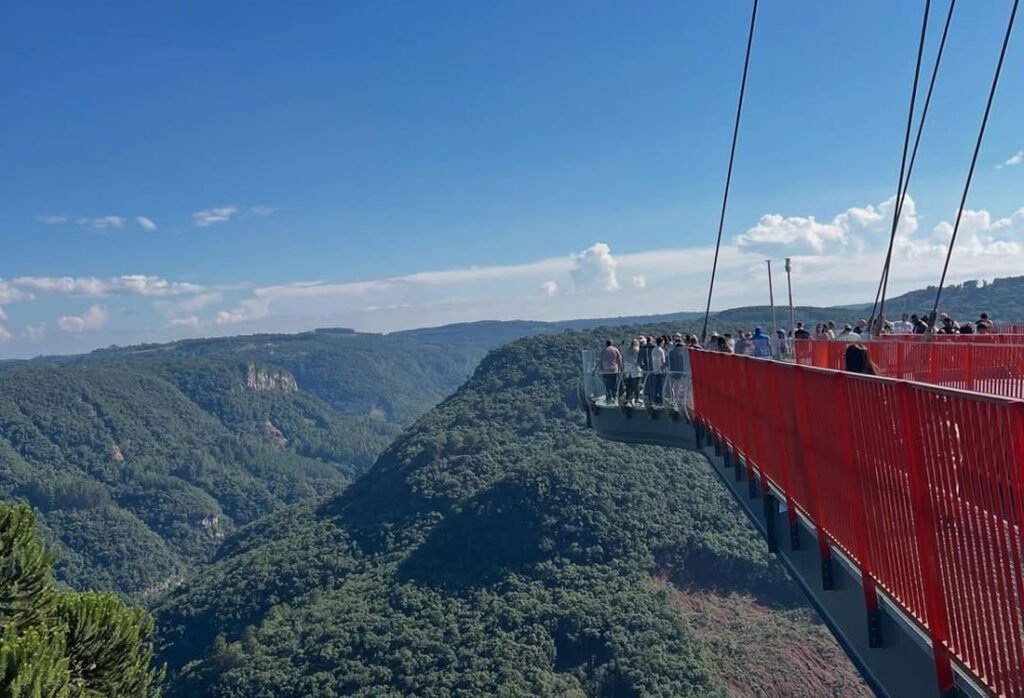 15 pontos turísticos imperdíveis em Gramado e Canela 4 Fota da lateral da plataforma de ferro de vidro, Skyglass em Canela.