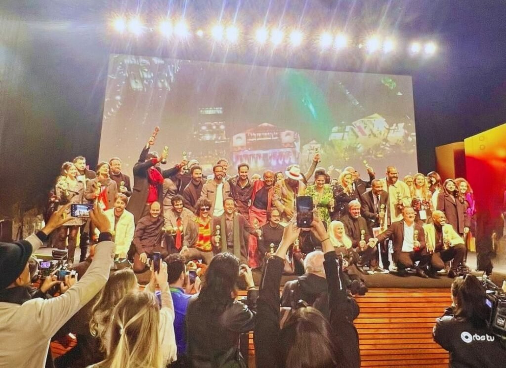 53º Festival de Cinema de Gramado 2025 3 Momento em que pessoas estão celebrando no palco