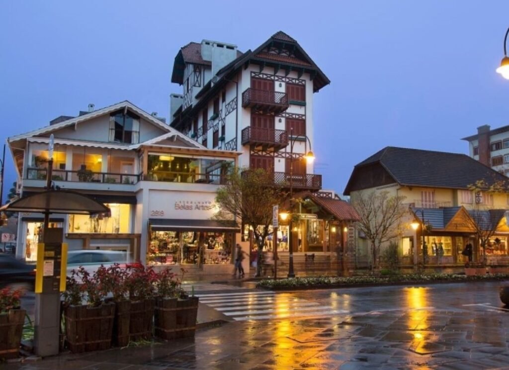 Qual a melhor época para Viajar para Gramado? 1 Rua central de Gramado, noite, rua molhada.