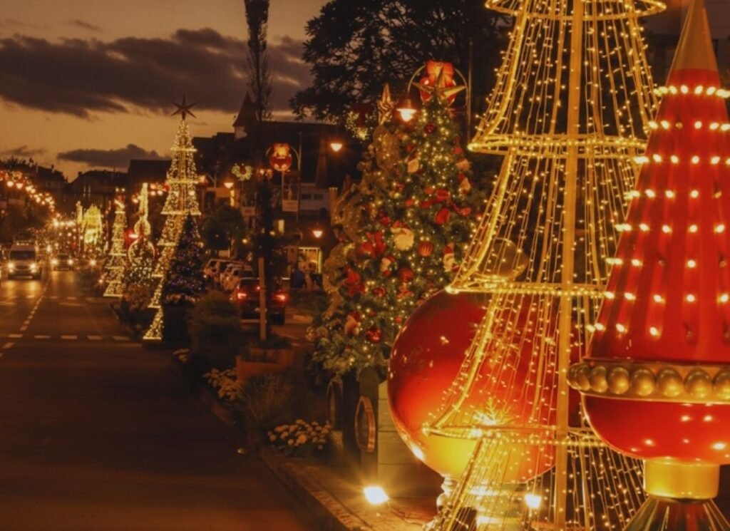Natal Luz de Gramado 2025: 40 Anos de Pura Magia 1 Foto da Avenida Borges de Medeiros em Gramado. Iluminação e decoração para o Natal Luz.