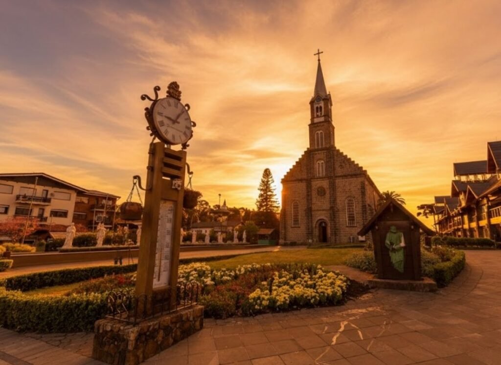 O que fazer em Gramado: guia atualizado 3 Matriz de São Pedro em Gramado. Foto no entardecer.