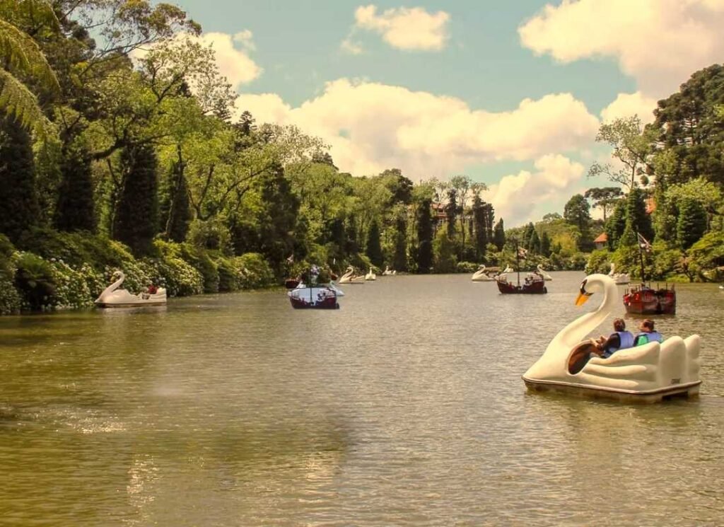 Gramado em 3 Dias: Roteiro Completo 2 Lago Negro em Gramado com pedalinhos dentro do lago.