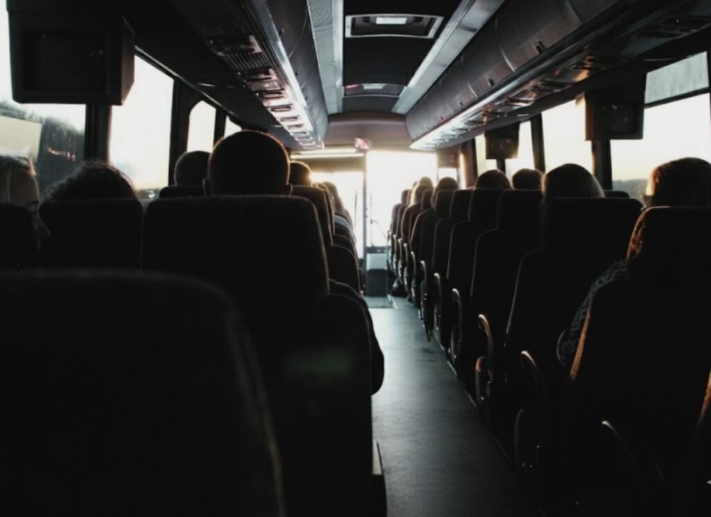 Gramado em 3 Dias: Roteiro Completo 1 ônibus Citral POA a Gramado, o interior do ônibus está escuro.