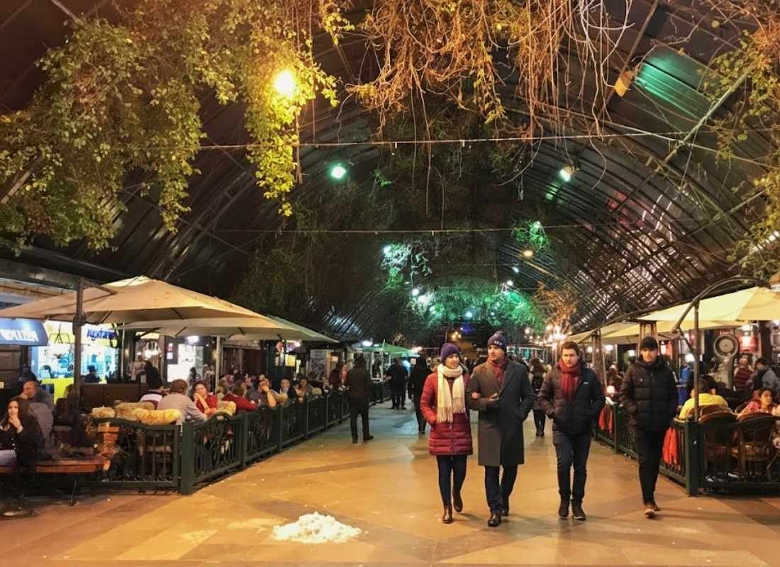 Festival de Cinema de Gramado 2026: datas e ingressos 4 Rua Coberta de Gramado com pessoas passeando entre restaurantes