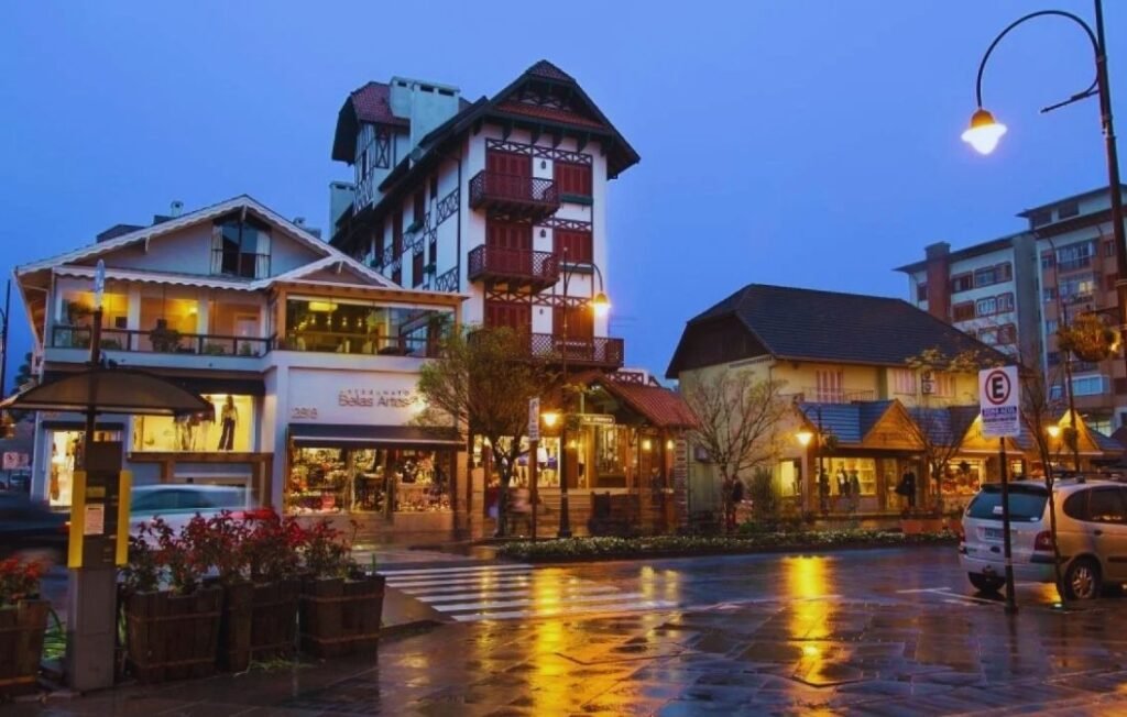 ChocoPáscoa 2026 em Gramado: Guia Completo 5 Rua do centro de Gramado a noite;