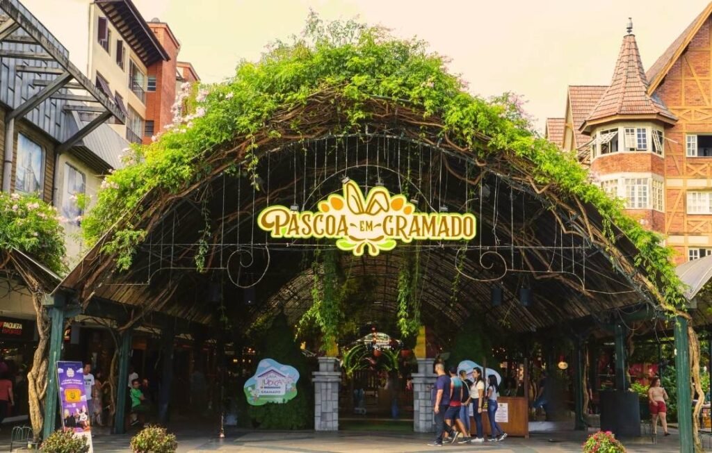 ChocoPáscoa 2026 em Gramado: Guia Completo 3 Rua coberta de Gramado decorada para a páscoa