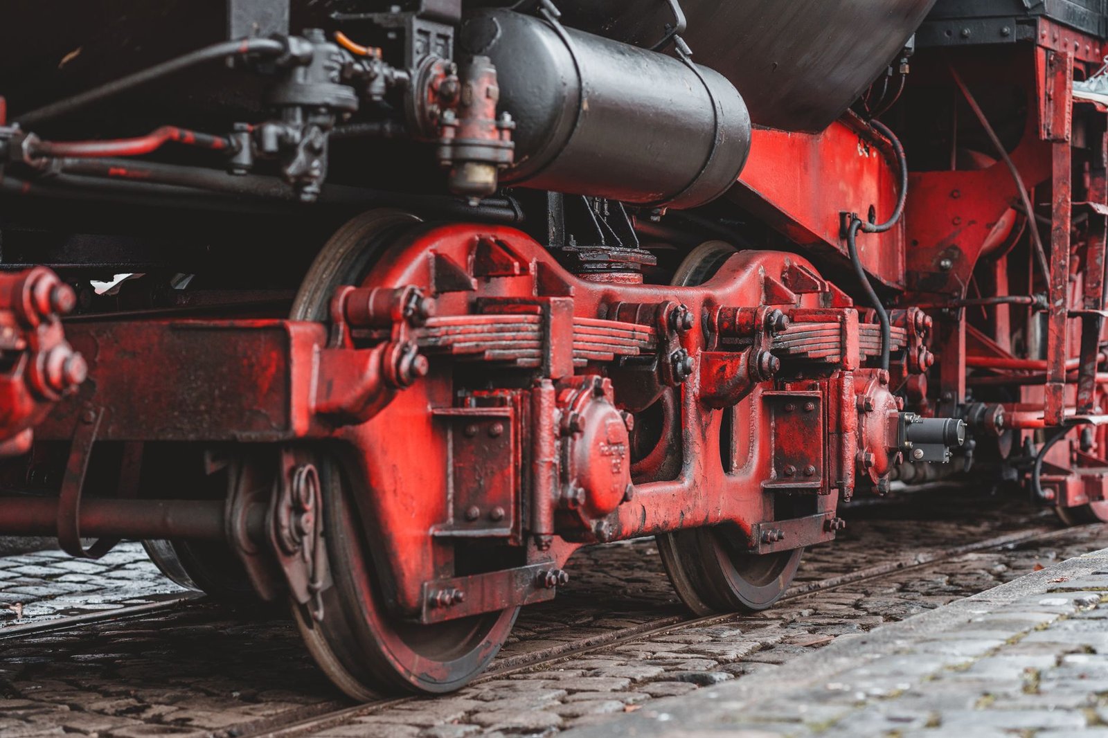 Mundo a Vapor Reaberto: Confira as Novidades da Reforma 2026 2 Locomotiva a vapor em ambiente florestal