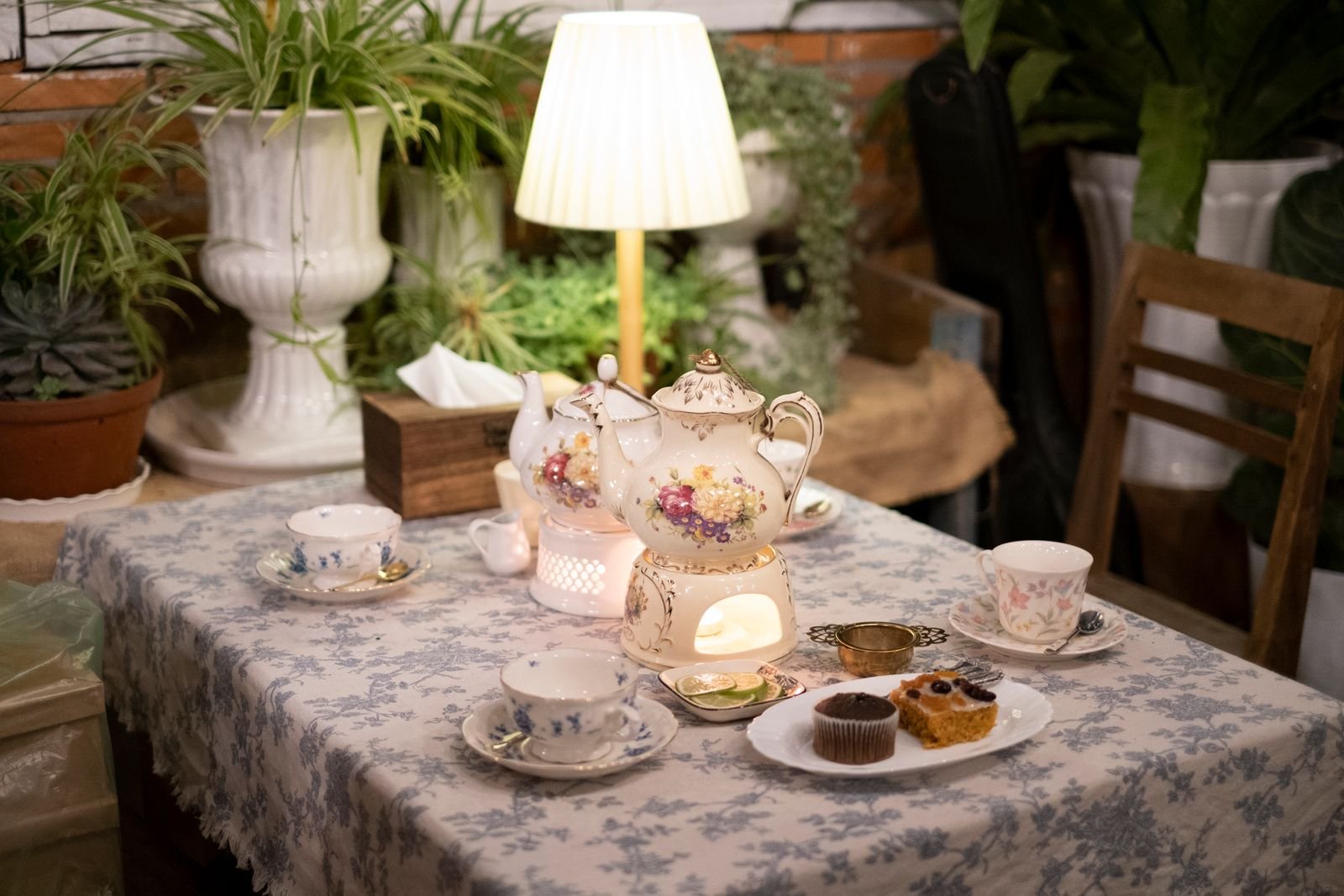 Cafés Coloniais em Gramado e Canela: Guia Completo 3 Jogo de porcelana vintage usado em cafés coloniais da Serra Gaúcha