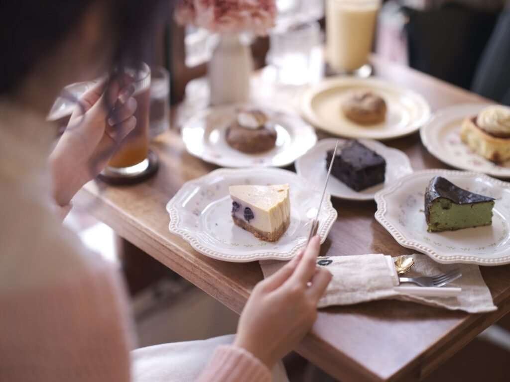 Cafés Coloniais em Gramado e Canela: Guia Completo 5 mesa de cafe colonial com doces em gramado