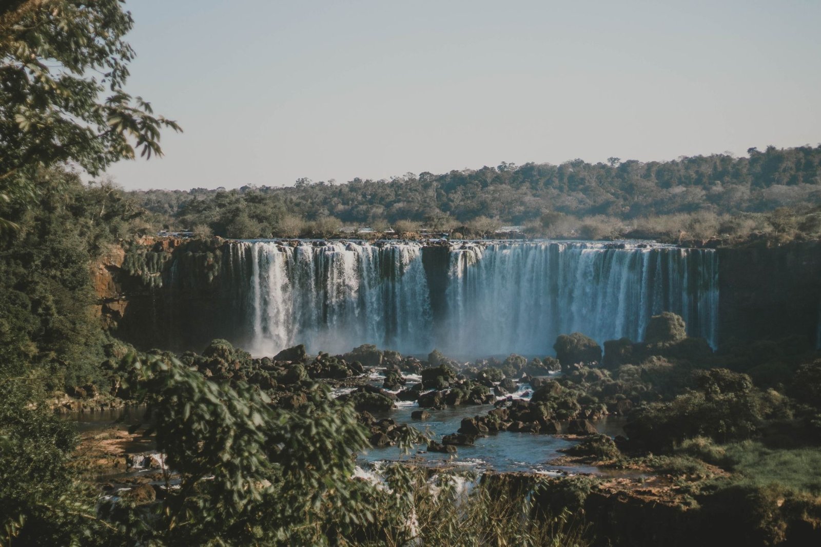 Roteiro de 2 Dias em Gramado: o Essencial para Sua Visita 4 Cascata em meio à floresta com vegetação exuberante de Mata Atlântica na Serra Gaúcha
