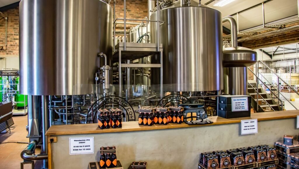 Cervejarias Artesanais em Gramado e Canela: onde provar 2 Vitrine de cervejas artesanais em cervejaria da Serra Gaúcha