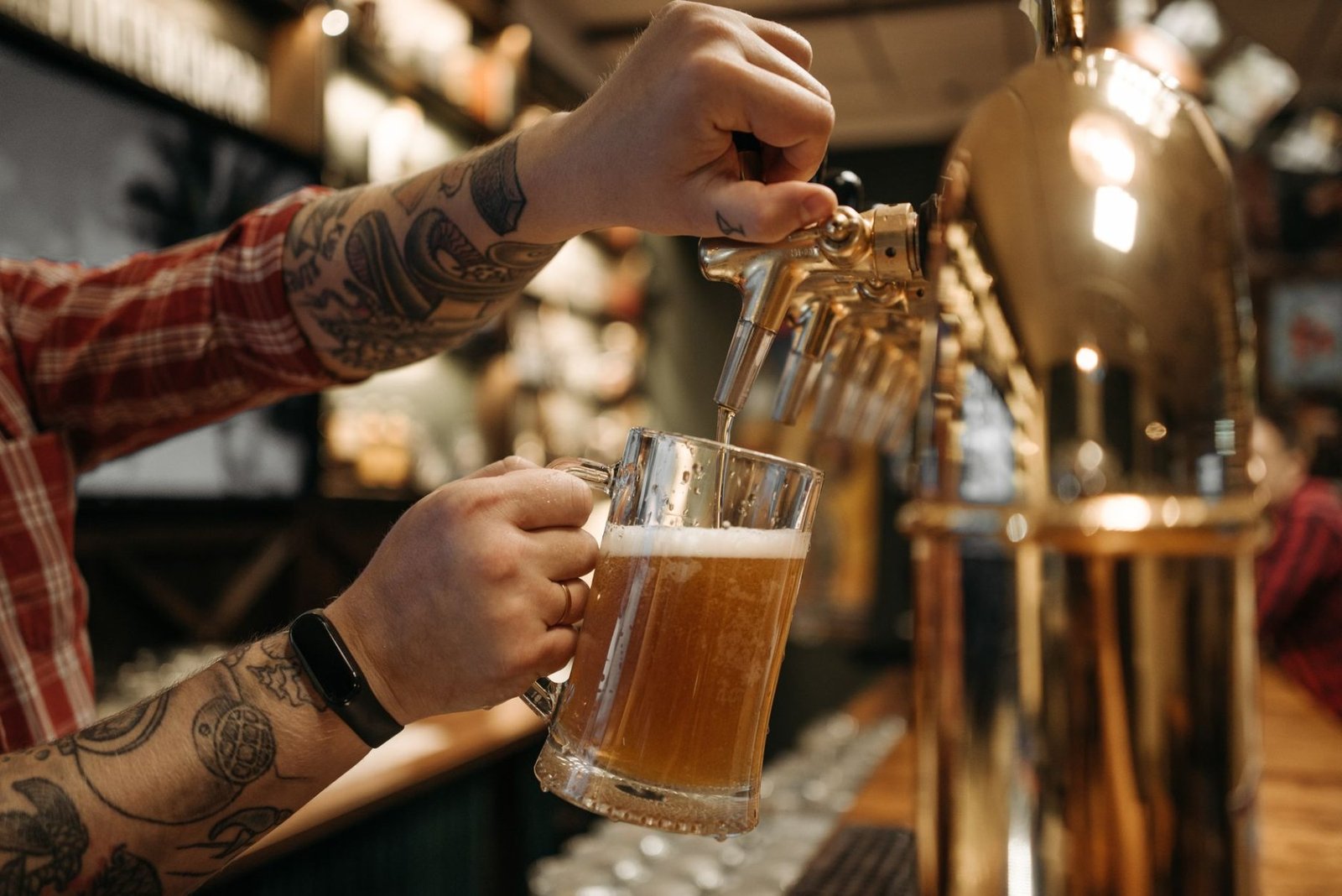 Cervejarias Artesanais em Gramado e Canela: onde provar 4 Barman servindo chope artesanal gelado em copo pint de cervejaria