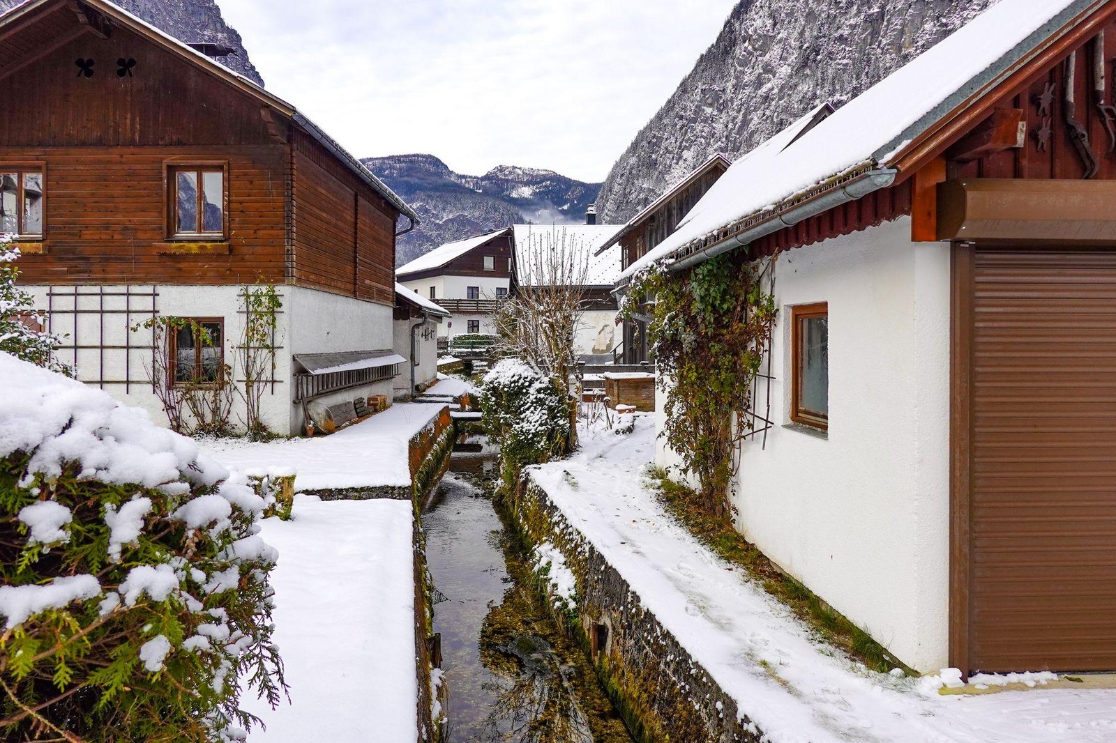 Gramado ou Canela: Onde se Hospedar na Serra Gaúcha? 4 Cidade com arquitetura europeia coberta de neve em vale de montanha, lembrando Gramado no inverno