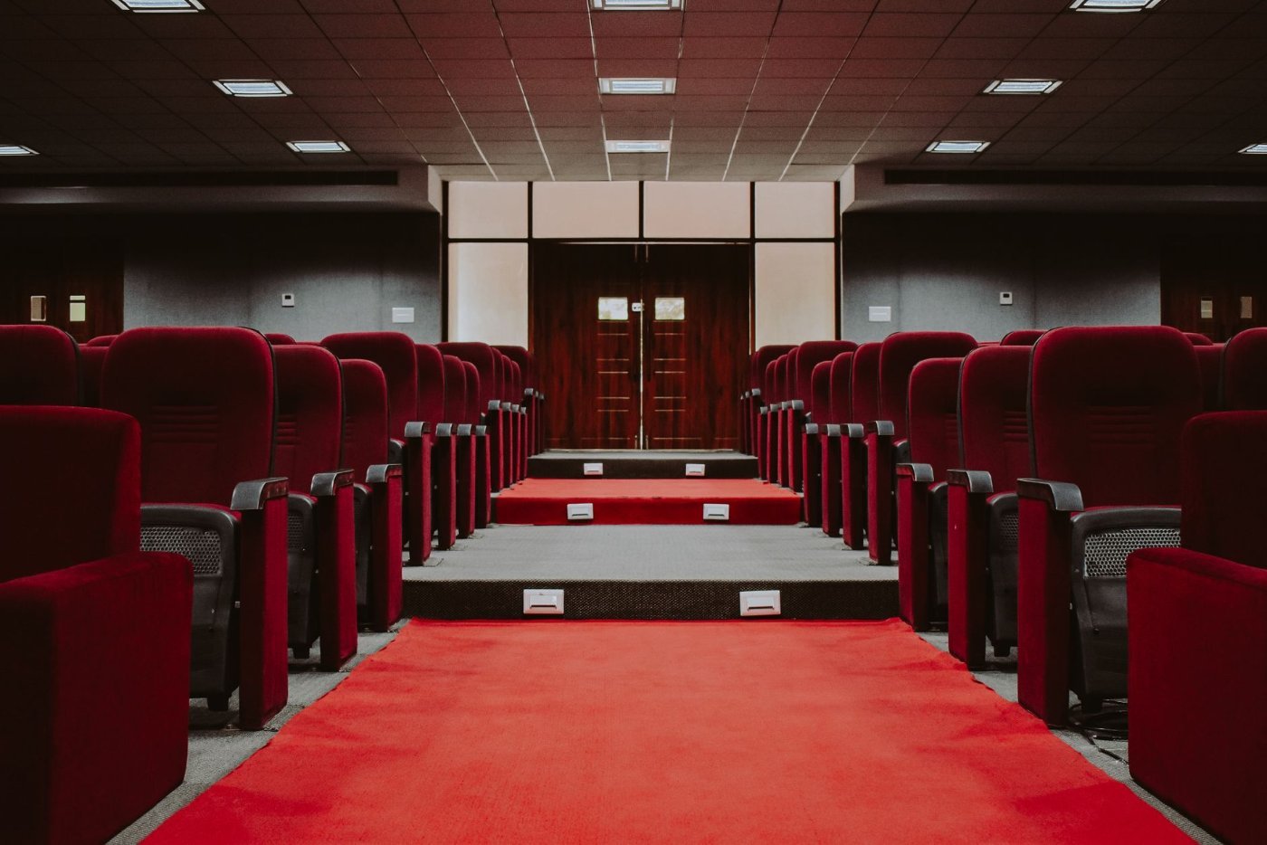 Dreamland Museu de Cera Gramado: Vale a Pena? 4 Auditorium vazio com poltronas vermelhas e tapete vermelho central