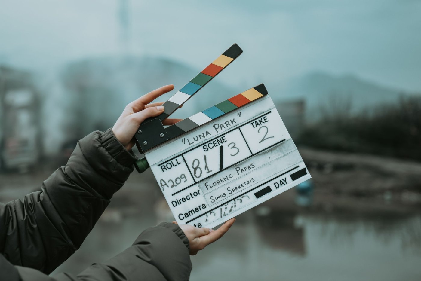 Dreamland Museu de Cera Gramado: Vale a Pena? 3 Mãos seguindo uma claquete de cinema em um set de filmagem