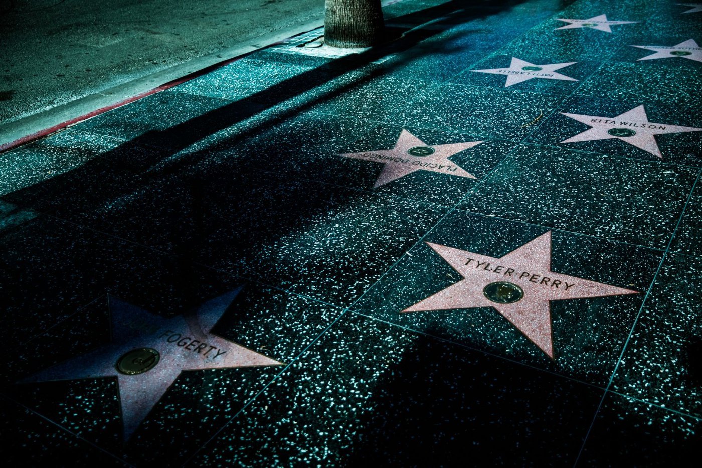 Dreamland Museu de Cera Gramado: Vale a Pena? 2 Calçada com estrelas da fama em referência ao Hollywood Walk of Fame