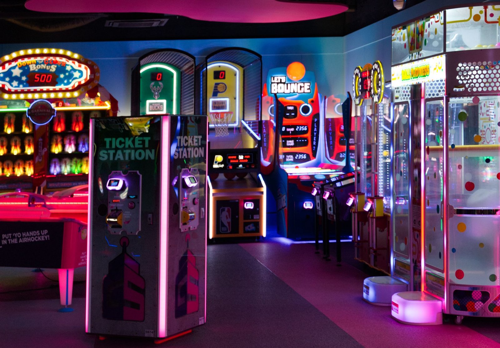 Oficina da Diversão Gramado: o que esperar do novo parque 3 Família inteira rindo e se divertindo em centro de entretenimento indoor