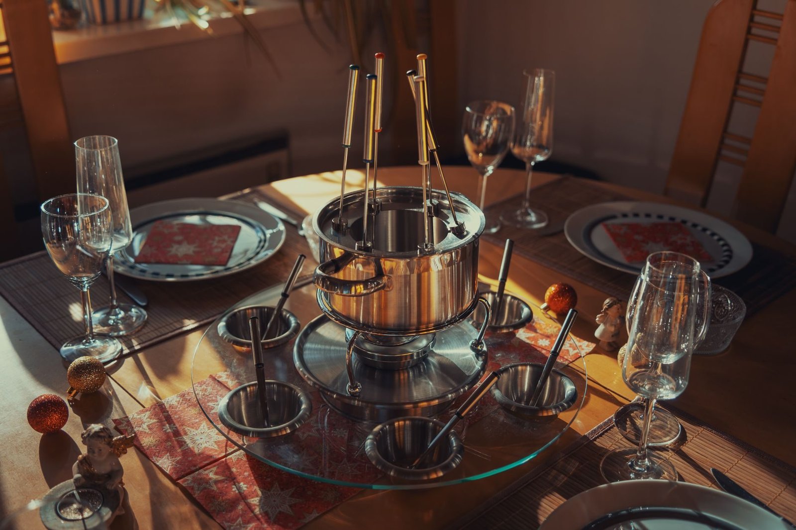 Quanto Custa uma Viagem para Gramado: Orçamento Completo 3 Fondue suíço servido em restaurante com queijo derretido e pão