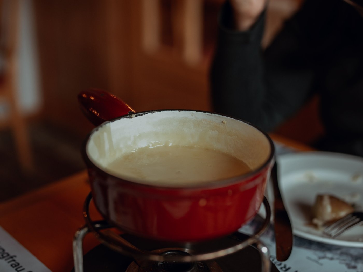 Gramado em Julho: Como é o Auge do Inverno na Serra 4 Fondue de queijo em ambiente aconchegante, tradição do inverno em Gramado
