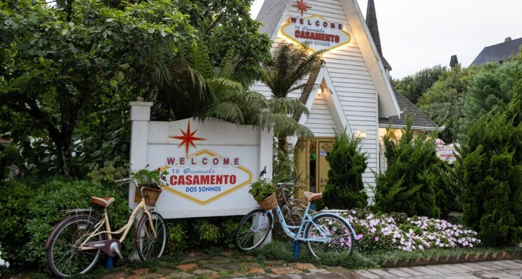 Gramado no Verão: Vale a Pena Visitar fora do Inverno? 3 Gramado no verão com jardins verdes e arquitetura característica da Serra Gaúcha