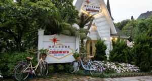 Gramado no verão com jardins verdes e arquitetura característica da Serra Gaúcha