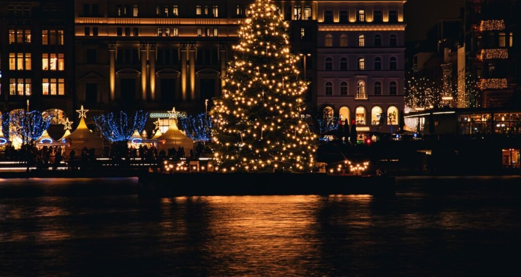 Lago Negro à Noite: Vale a Pena no Natal Luz? 4 Luzes de Natal refletidas na água de um lago à noite em Gramado durante o Natal Luz