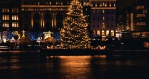 Luzes de Natal refletidas na água de um lago à noite em Gramado durante o Natal Luz