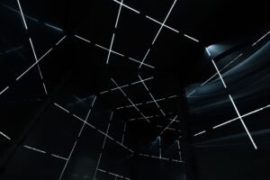 Instalação interativa de luzes coloridas em parede com pessoas interagindo