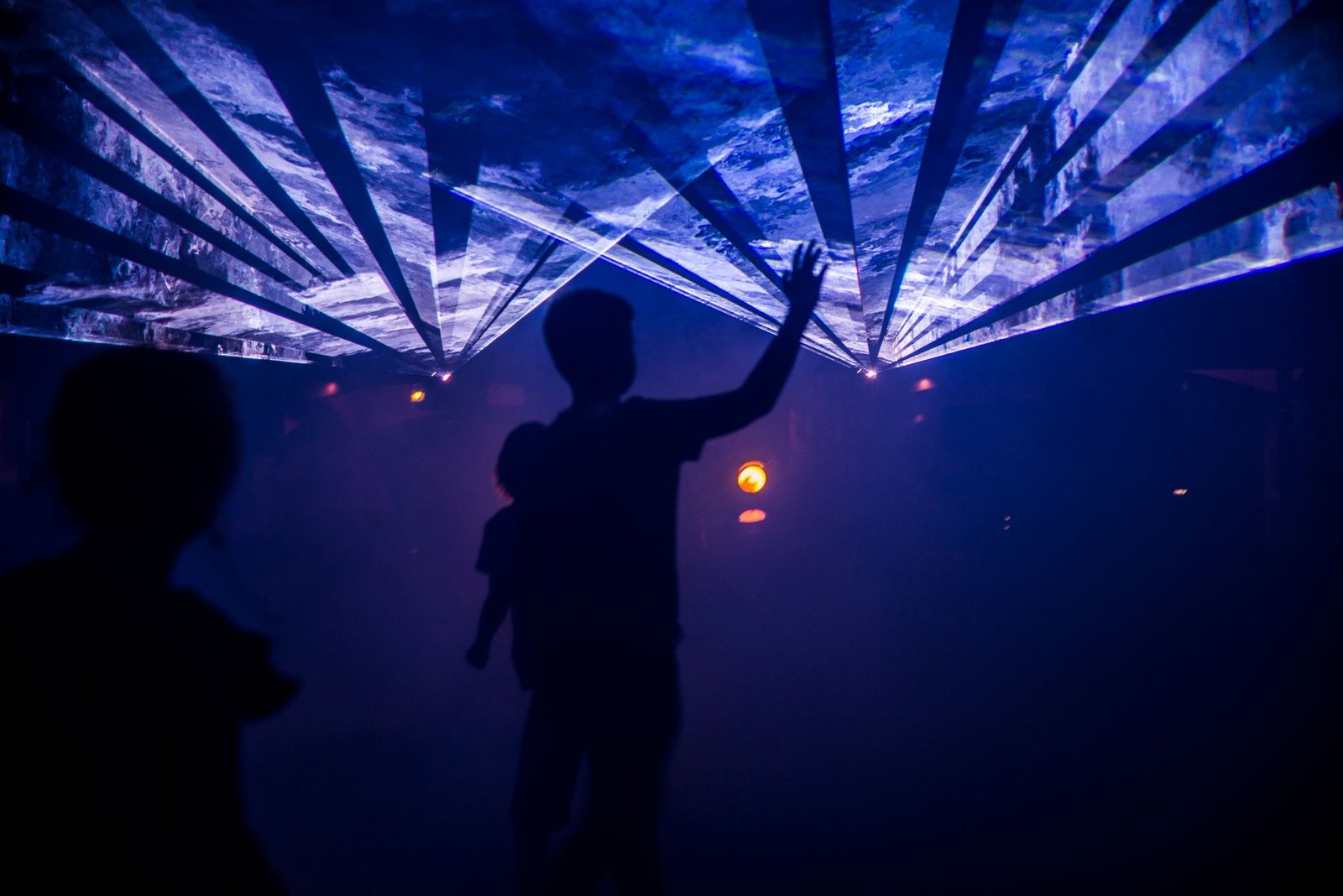 Parque Lumni em Gramado: O Que É a Nova Atração 3 Galeria de arte iluminada com instalações de luz interativa