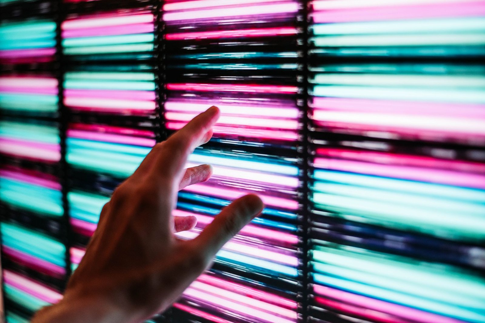Parque Lumni em Gramado: O Que É a Nova Atração 4 Experiência sensorial de luz e cor em espaço artístico fechado