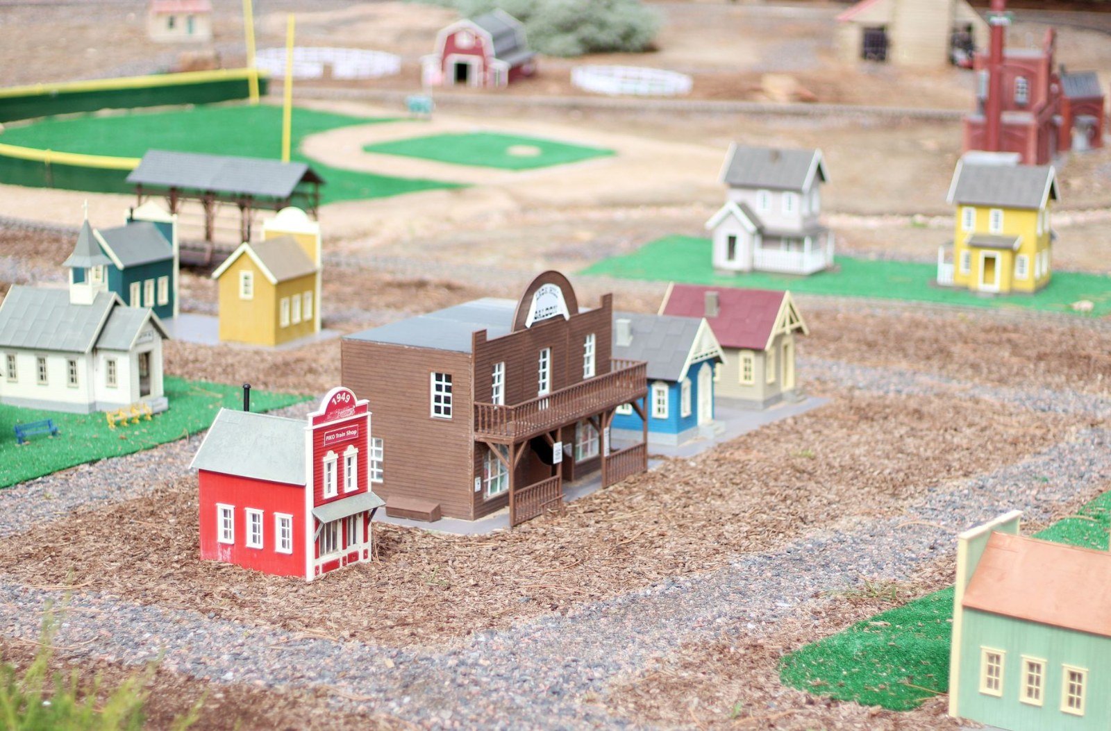 Mini Mundo Gramado: o que tem e vale a pena? 1 Casas em miniatura representando uma cidade em escala reduzida no Mini Mundo Gramado