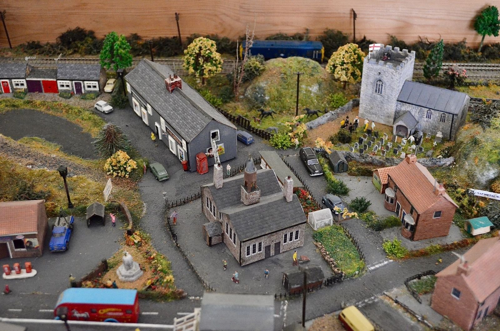 Mini Mundo Gramado: o que tem e vale a pena? 2 Diorama detalhado de um vilarejo em miniatura, com casas e ruas em escala reduzida