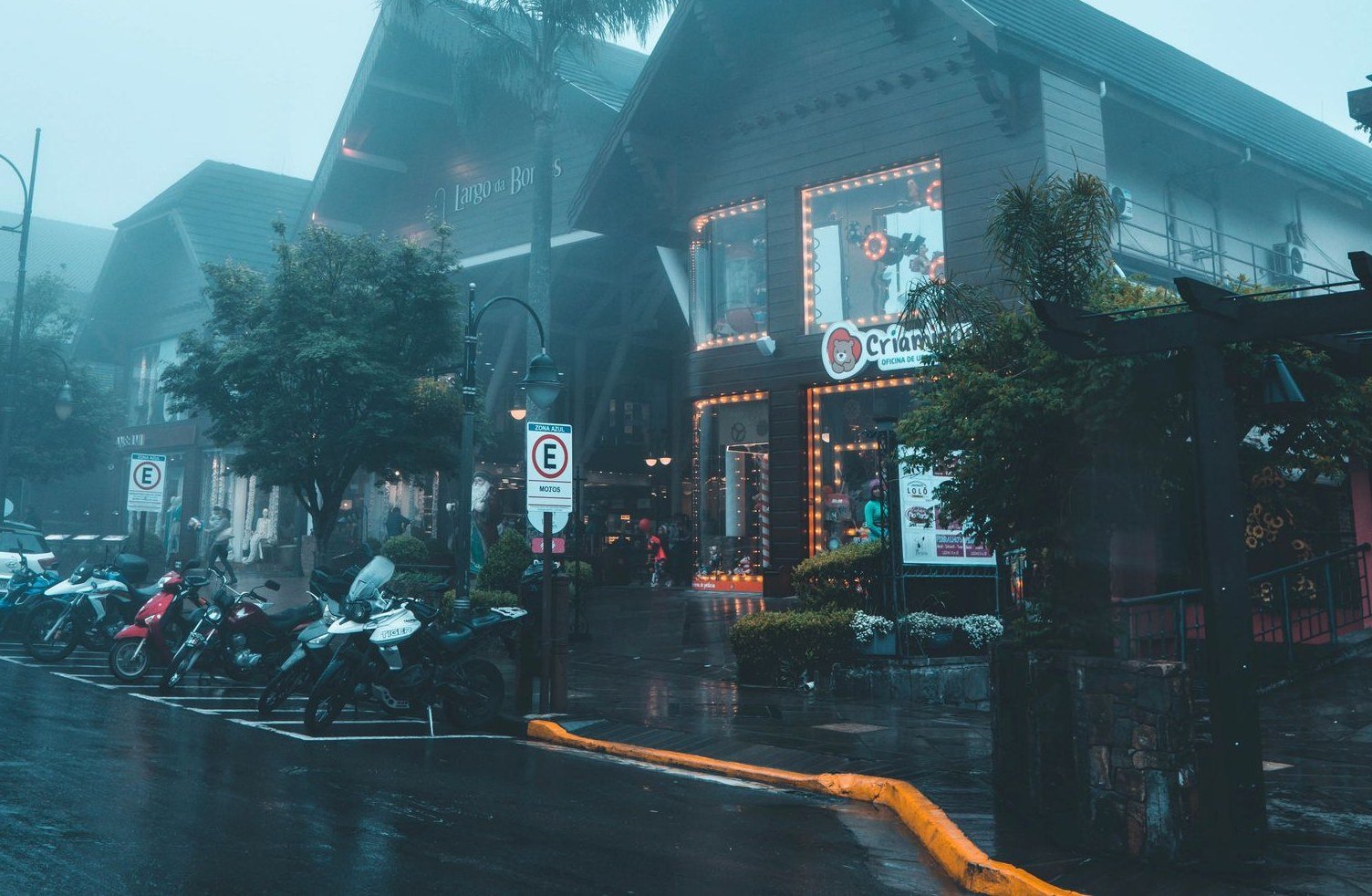 HOME 1 Vista de telhados e ruas em estilo europeu, lembrando os cenários do Mini Mundo em Gramado